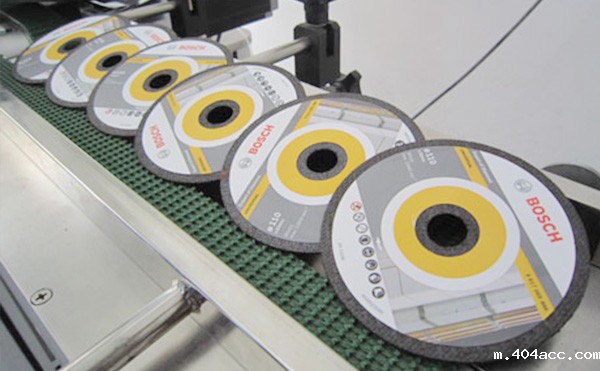 全自动贴标机应用于服装吊牌的优势